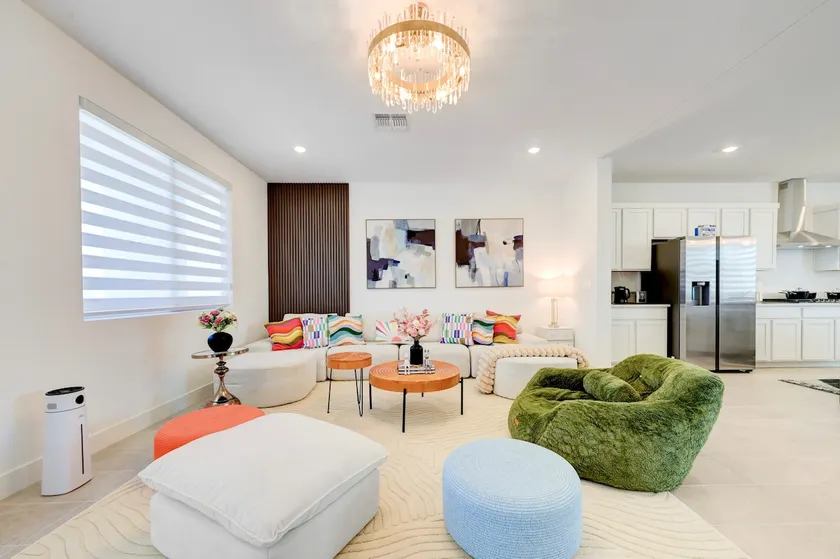 Near Strip •Beautiful 6BR8 Beds•New Furniture - Image 1
