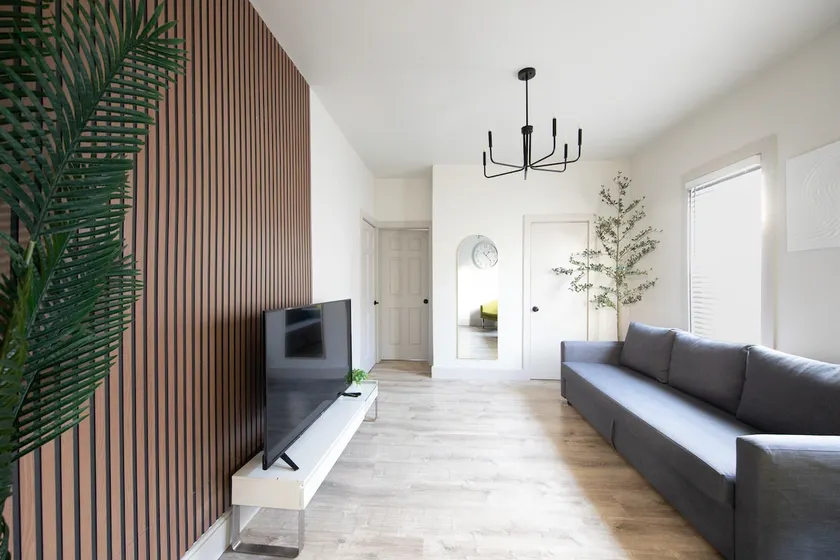 Modern Apt Near Airport | 7 Min to Downtown - Image 1