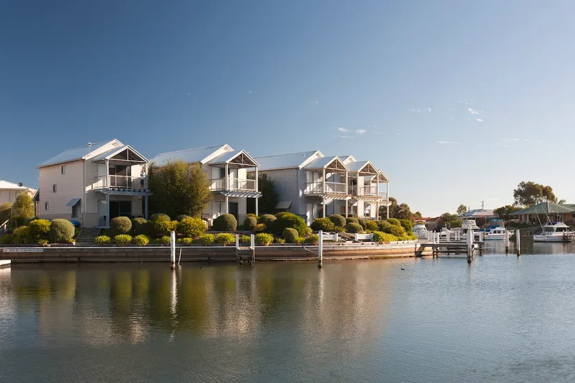 Captains Cove Resort - Waterfront Apartment  - Image 1