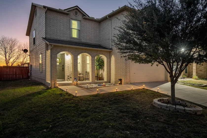Chic Modern Farmhouse-Sleeps 12- Near Randolph AFB - Image 1