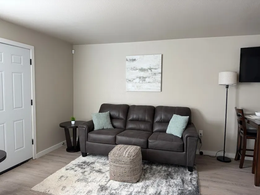 Welcome to 115 Hinkle C great new unit - Image 1