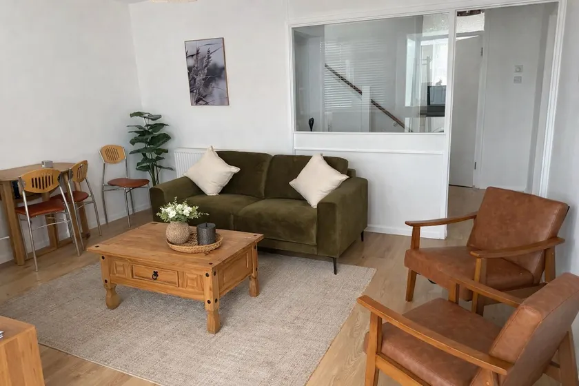 Modern Gem with Parking Walk to City Centre - Image 1