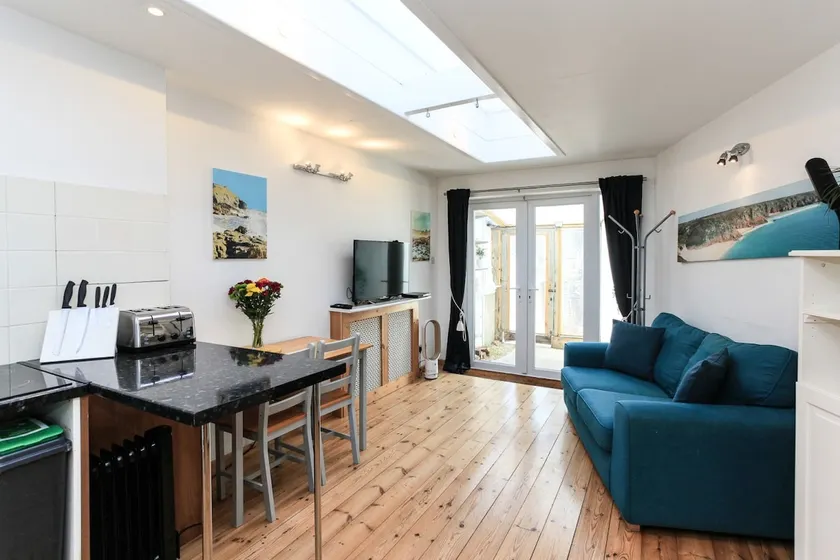 Quiet One-Bedroom Apartment with Parking - Image 1