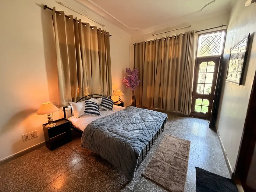 Sunlit 2BHK for 4 Near Sukhna Lake|Private Terrace - Image 1