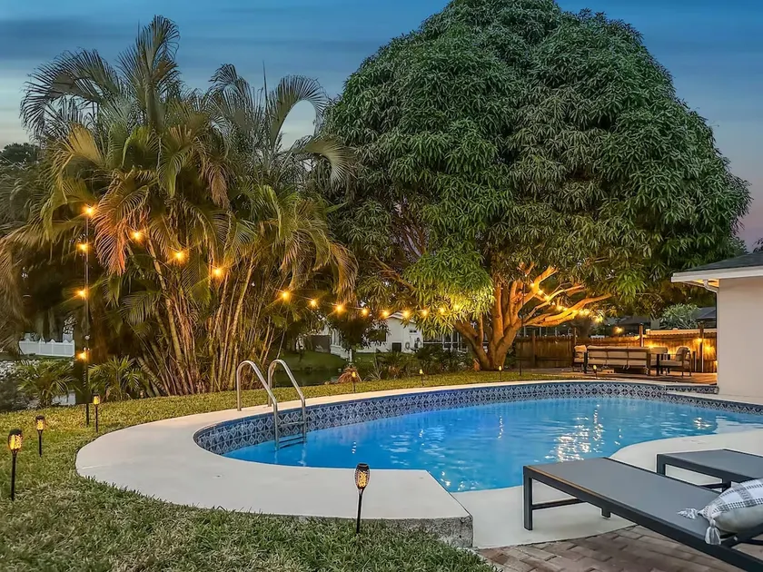 4 Bed Private Home with Pool, 7 Min to Beach and Golf - Image 1