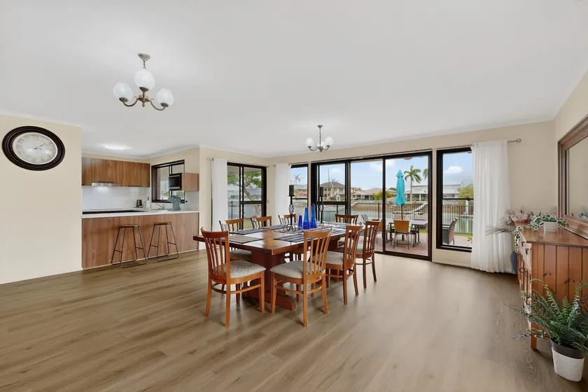 4B Canal-Style Living Newport - Image 1