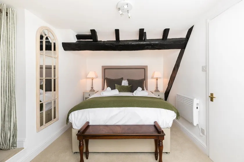 Historic 2 Bed in Central Warwick - Pass the Keys - Image 1