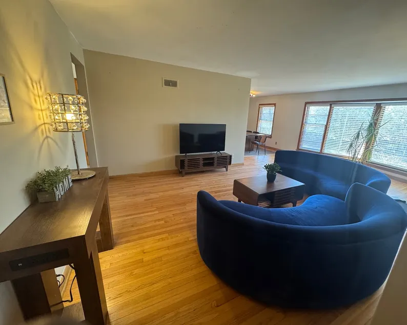Bright & Spacious Oak Park Apartment - Image 1