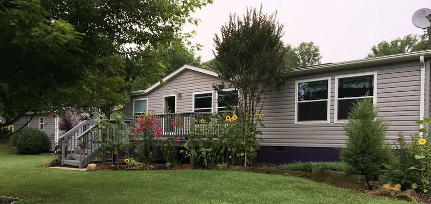 Elizabethton Iron Mountains and garden views - Image 1