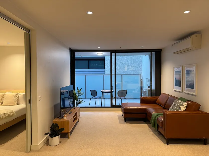 Spacious 2BR Brighton Apartment w Free Parking - Image 1