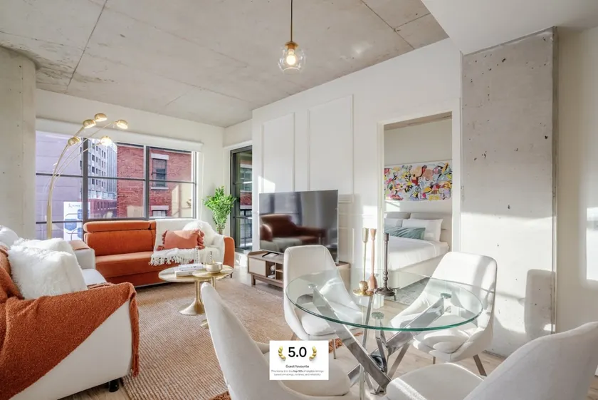 Rooftop Pool & Gym Retreat with Parking | MTL - Image 1