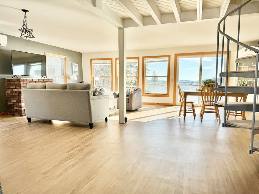 Oceanfront Cottage ”Driftwood”- 3-bed - 2 Bath - Image 1