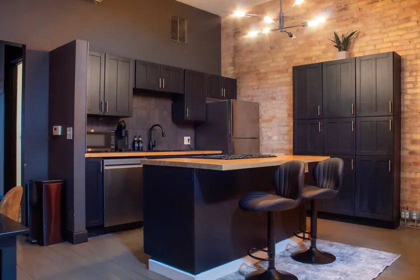 2BR loft with city views, walk to it all - Image 1