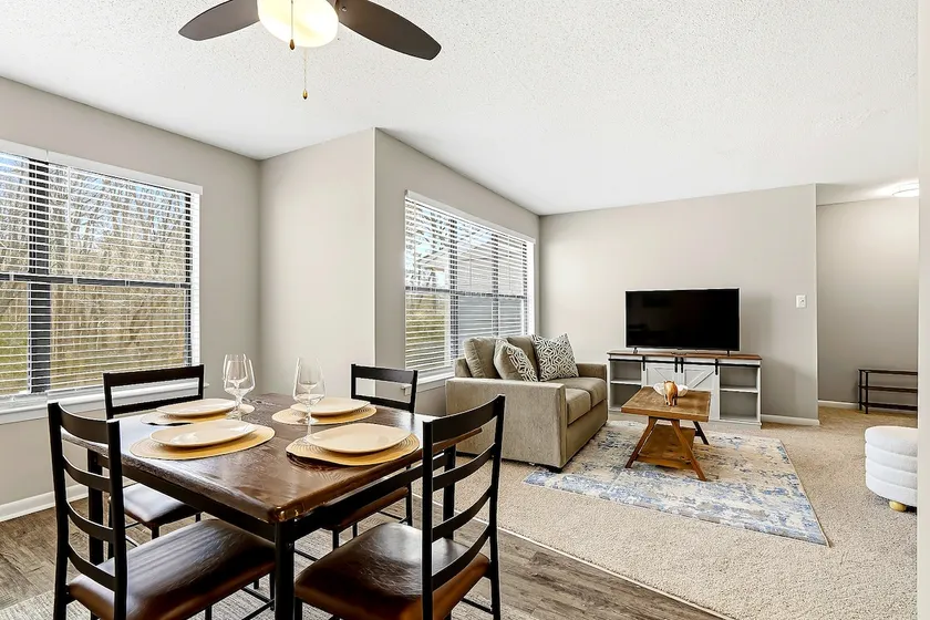 2 Bed! 1.5 Bath! 10 from airport! Fast wifi! Cozy! - Image 1