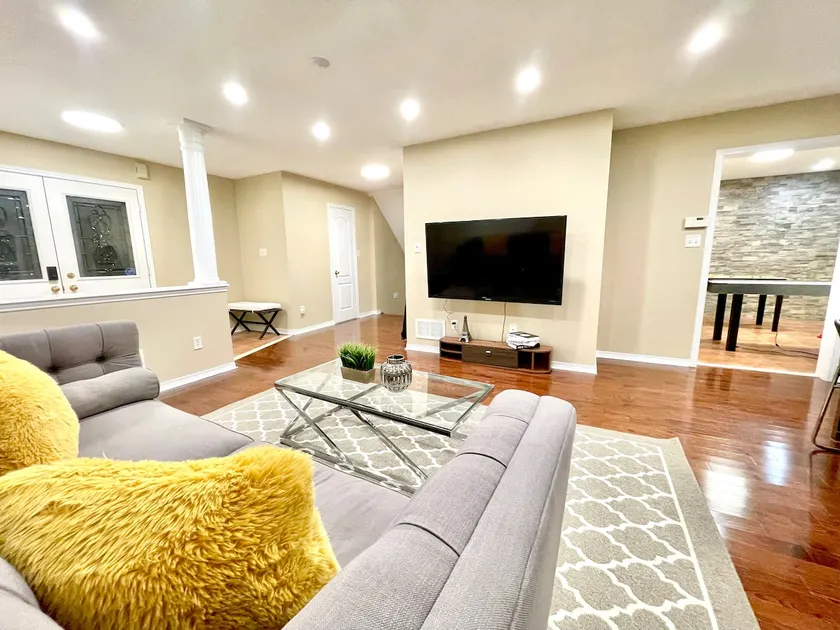 Paris Charm: Modern 4B/2.5B, Kitchen, Parking,5G! - Image 1