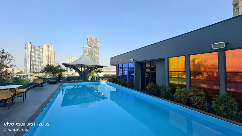 2x2m Queen Bedroom along Sukhumvit BTS/Star Hotel/Pool Gym/BTS 5min walk/Direct to City Center/Near BigC/Near Siam - Image 1