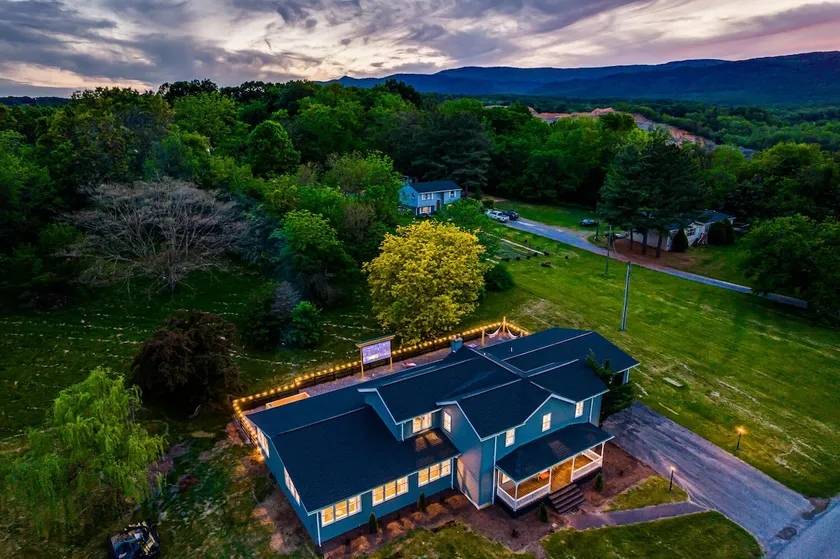 SNP Family Gem: Hot Tub, Movies & Games, Firepit - Image 1