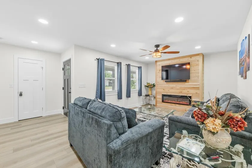 Stylish 3BR Near Downtown, Zoo EVCharger, FastWiFi - Image 1