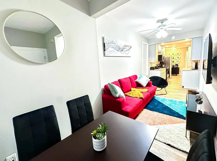 Cozy & Charming Apt for 4 | Near City + Airports - Image 1