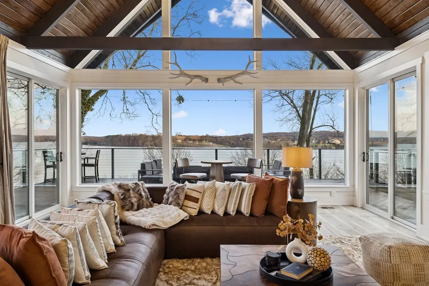 Luxury Lakefront Retreat 30 mins from Nashville - Image 1