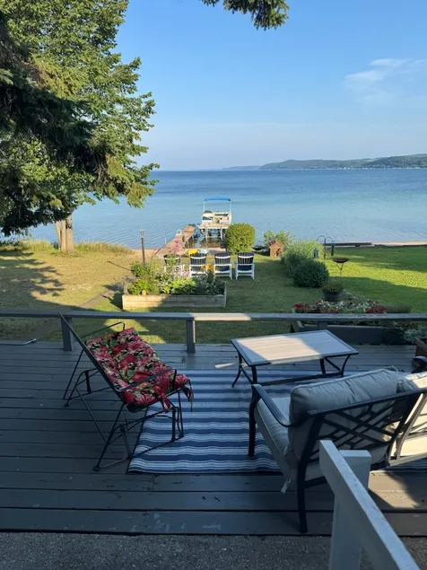 Beautiful Lake House! - Image 1