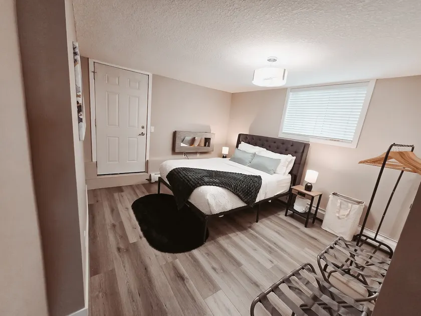 Riverfront Condo - Free Parking, Walk DT, Sleep 4 - Image 1