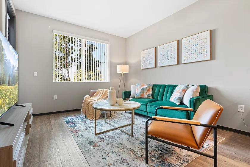 Modern 2BR/2BA in Irvine Pool & Gym + Chinese Service - Image 1