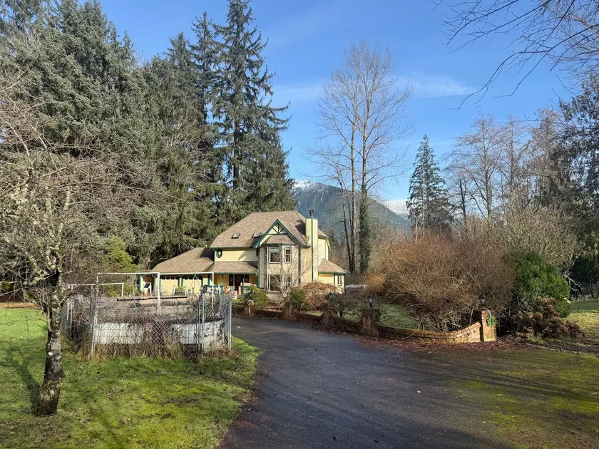 Mountain Retreat Near Snoqualmie Pass with Hot Tub - Image 1