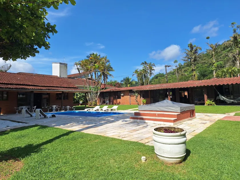 Marina, Jacuzzi, swimming pool, and barbecue area - Image 1