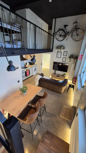 Stunning Chic Industrial Ground Floor Aptm 4 p - Image 1