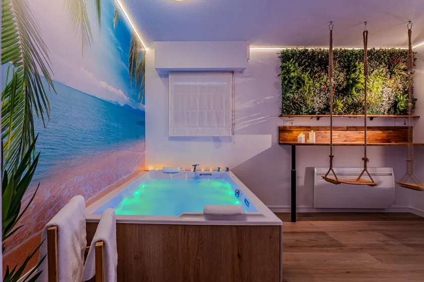 Le Chazélia • A/C • Whirlpool • Home Theater • LoveRoom - Image 1