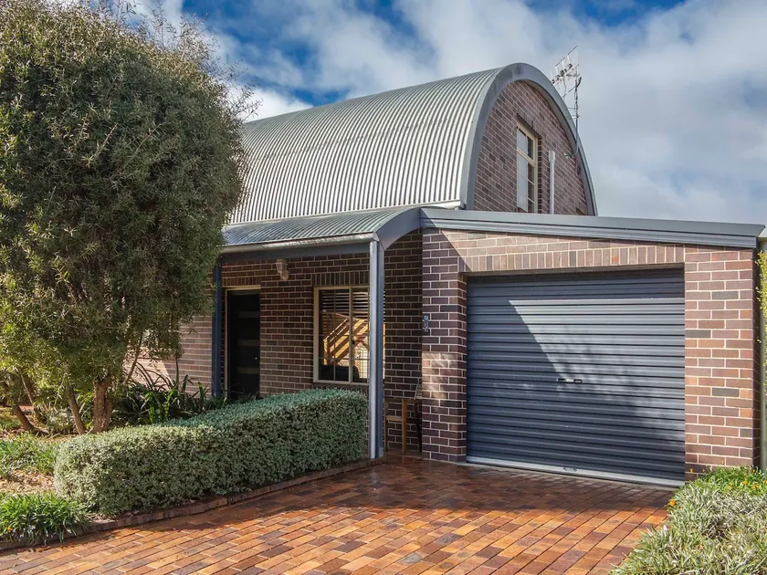 Entire Home | 2 Bathrooms | Office | Walk to CBD - Image 1
