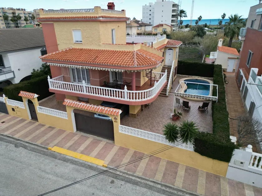 Villa with pool near the sea - Image 1