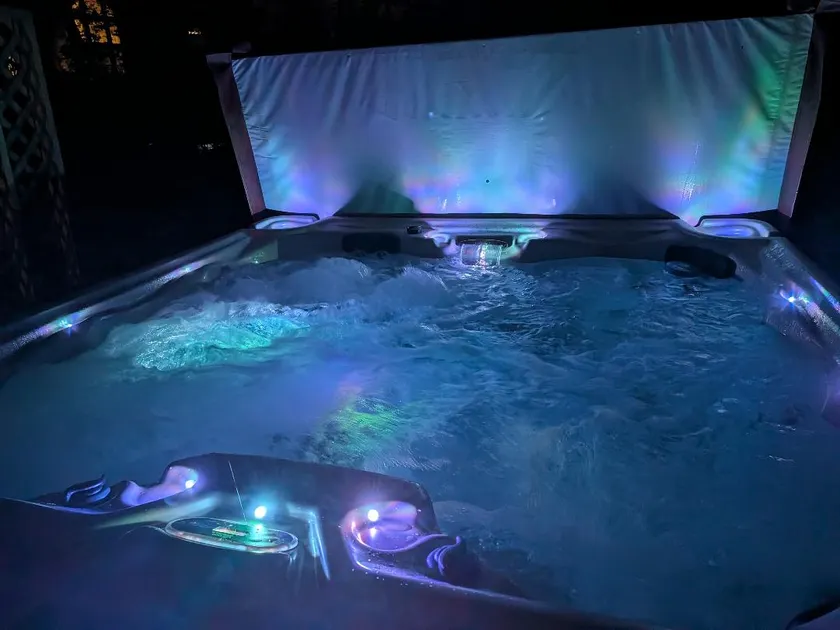 The Manx Manor | Hot Tub, Fire Pit, Sleeps 12 - Image 1