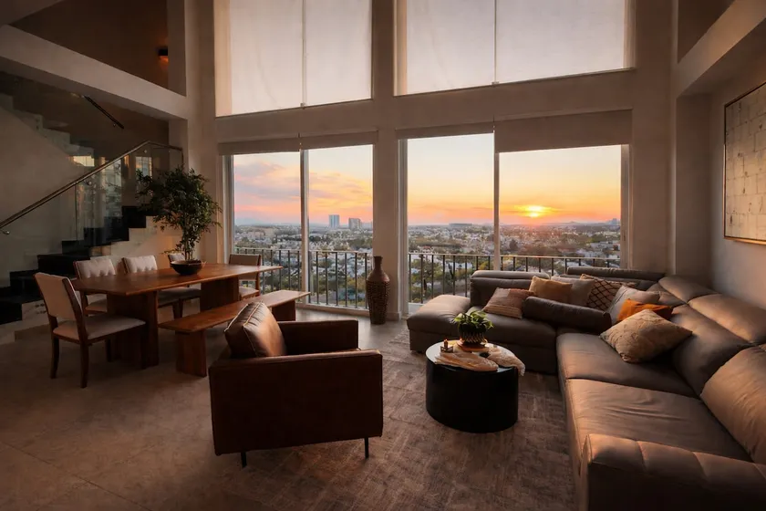 Penthouse apartment with terrace and heated pool - Image 1
