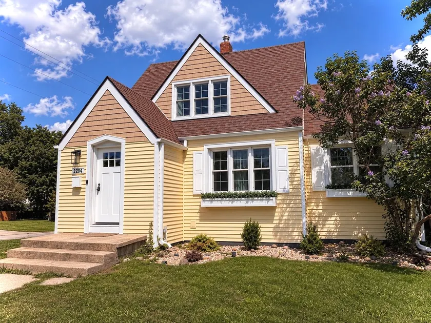 Charming Stay in Downtown Cedar Falls - Image 1