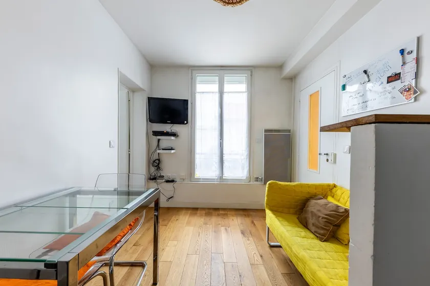 Bright & Cozy Flat near Eiffel Tower - Image 1