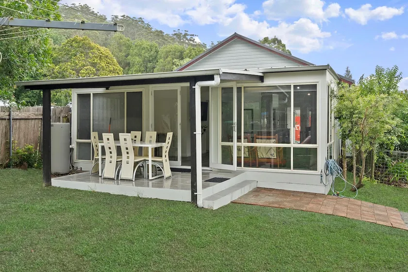 Comfy 4BDR/Free parking, near Train -motor way - Image 1