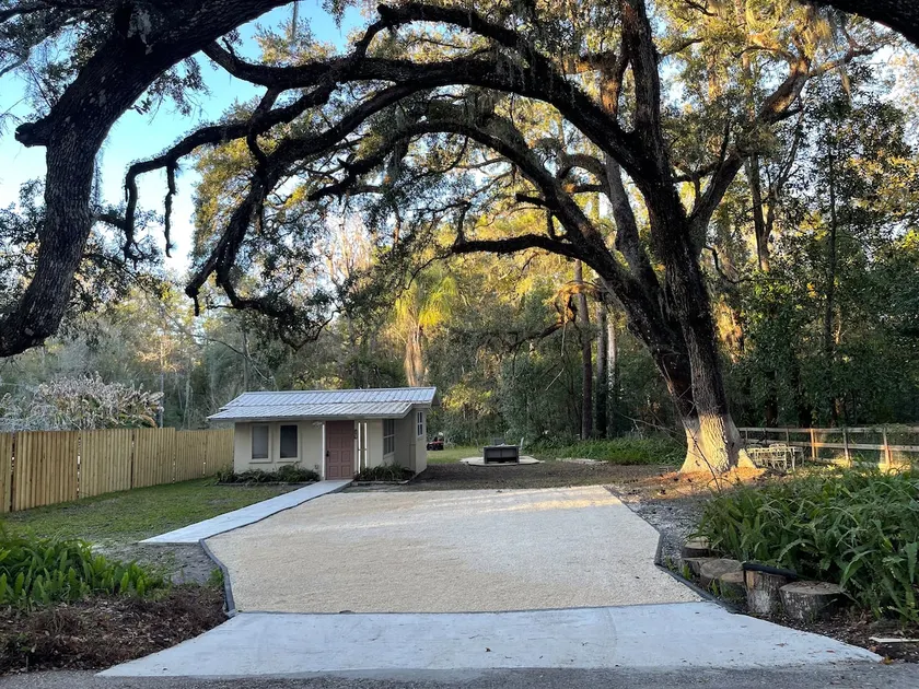 The cottage in Brooksville - Image 1