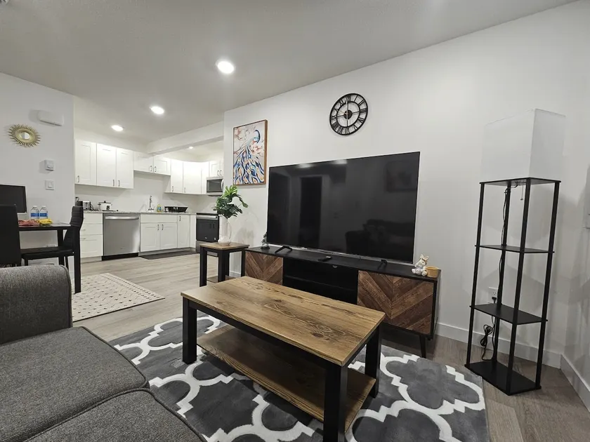 Henster Suite - Modern One-Bed in Brighton, SK - Image 1