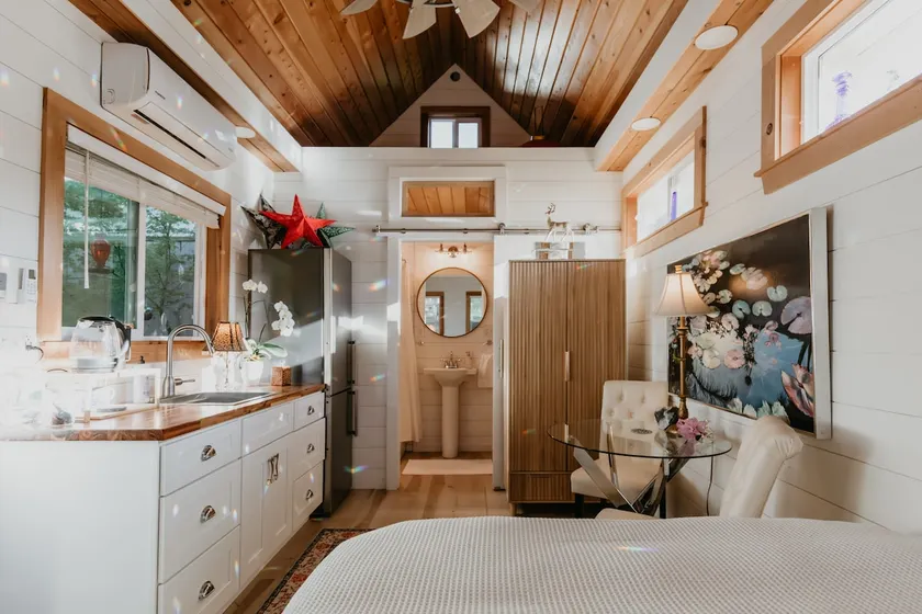 Garden Cottage Retreat - 2 mins from downtown - Image 1