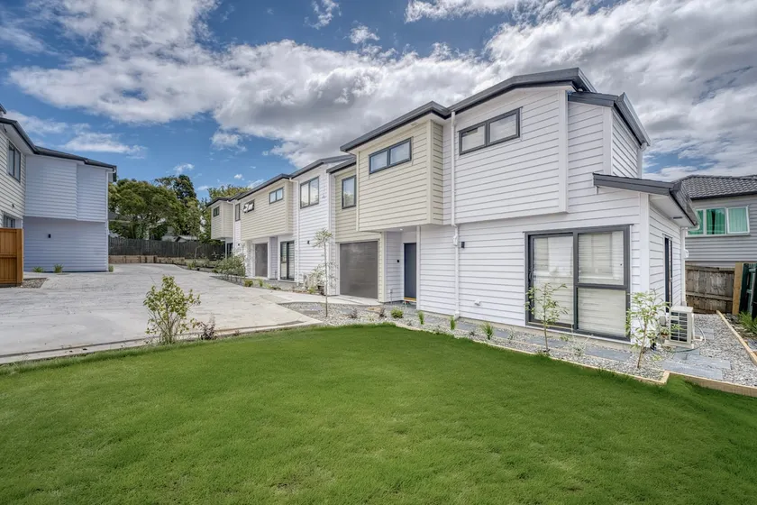 Cosy & Contemporary entire 3 Bedroom Airport Retreat - Image 1