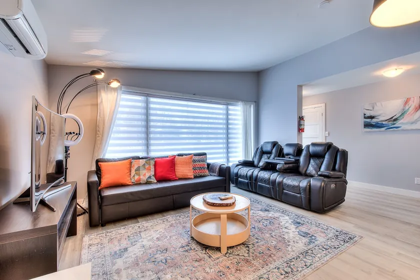 Family friendly house with free parking - Image 1