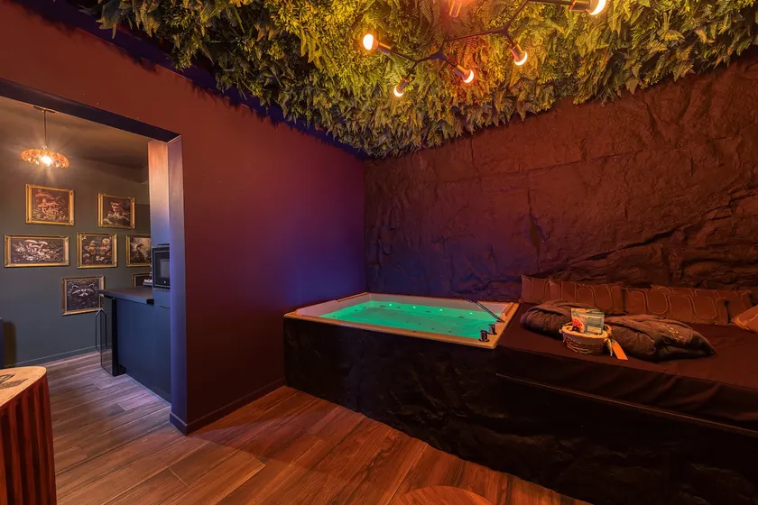 Private Hot Tub & Romantic Getaway · 20 min from Paris - Image 1