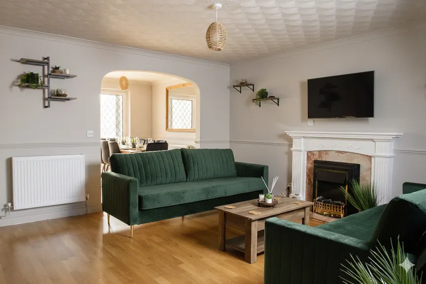 Spacious 5 Bed - Sleeps up to 11 - Contractors and Long stays Welcome - Large Private Driveway - Image 1
