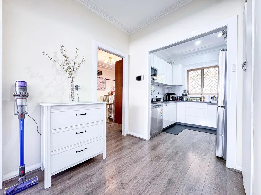 Spacious 5BR Family Home - 2 Free Parking - Walk to Train & Shops - Image 1