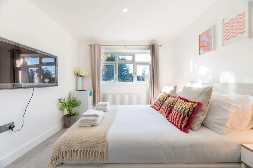 Quiet & Modern Studio Close to London | EV Charger - Image 1
