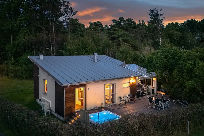 Well-planned villa near the sea, Jacuzzi - Image 1