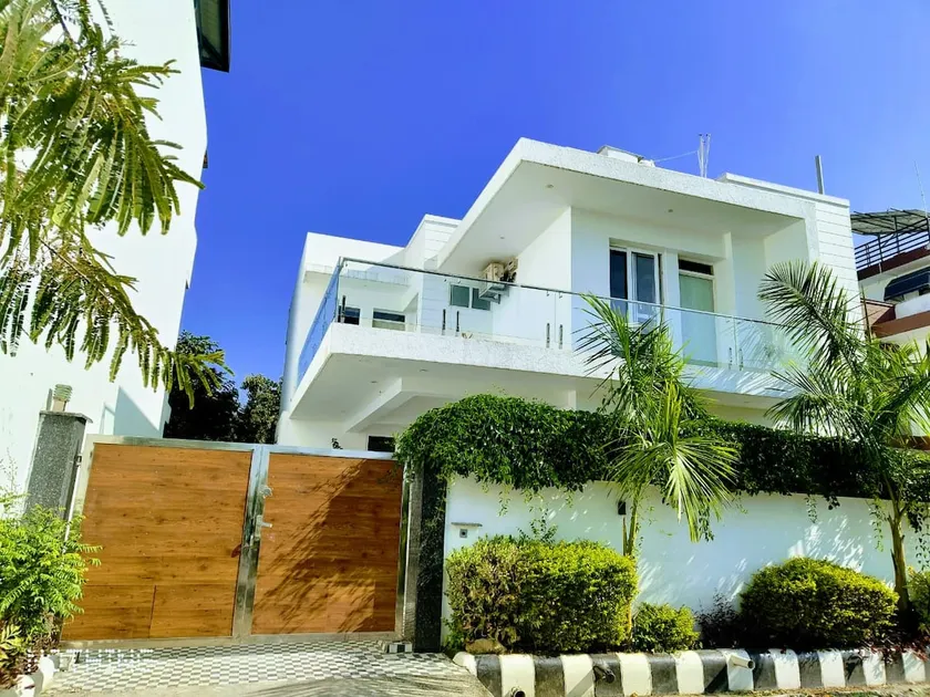 Park Luxury villa nestled in mountains & forest - Image 1