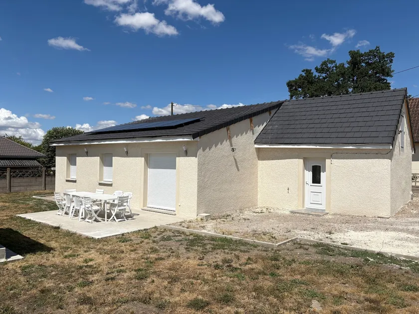 Charming 3-bedroom house with plot - Image 1